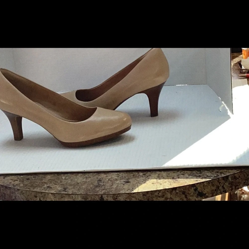 Clarks NWOT Tempt Appeal Women’s size 10 Platform Heels in Nude Leather